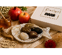 מארז חלוקי ברכה עם מגש עץ בצורת דג לראש השנה